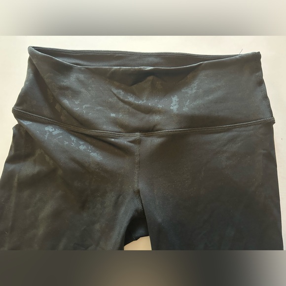 Noli large slightly glossy leggings in black with light camo pattern. - Picture 3 of 6